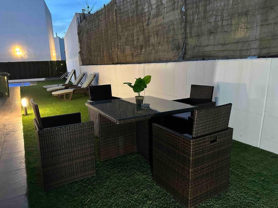 Modern 5-Bedroom Villa With Pool Montequinto 外观 照片