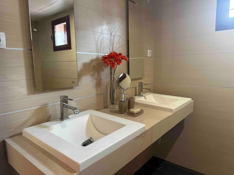 Modern 5-Bedroom Villa With Pool Montequinto 外观 照片