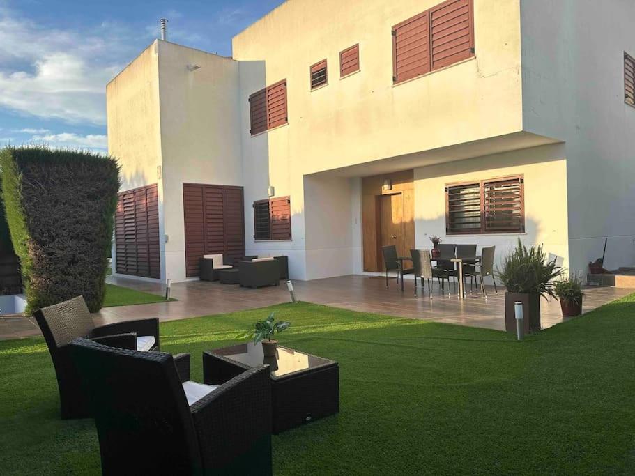 Modern 5-Bedroom Villa With Pool Montequinto 外观 照片